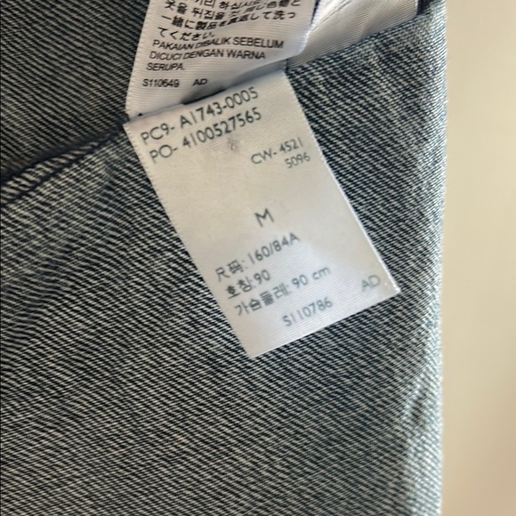 Levi's, Woman’s Size M Blue Vintage Look 90s Trucker Jacket - Picture 8 of 10